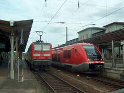Links: Bahnsteig 3 unmodernisiert mit Verst�rker-RB nach Halle (Saale) Hbf, rechts: Bahnsteig 2 mit RB 16090 nach S�mmerda; 14.08.2008 