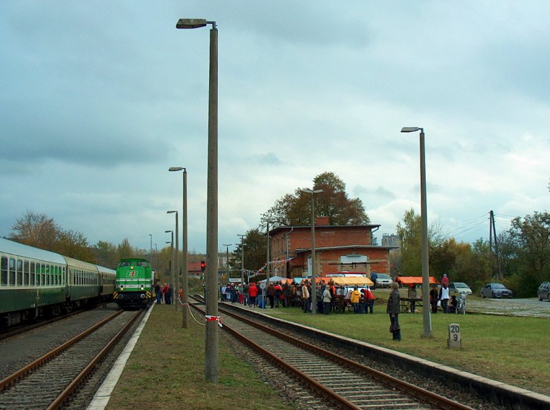 Zahlreiche Besucher bei unserem Fest zum 120. Geburtstag der Unstrutbahn im Bf Karsdorf; 25.10.2009