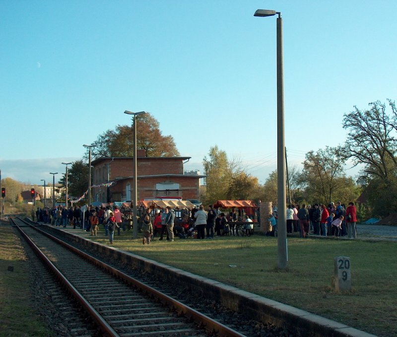 Zahlreiche Besucher nutzten das schöne Herbstwetter und kamen zum Geburtstagsfest nach Karsdorf; 25.10.2009