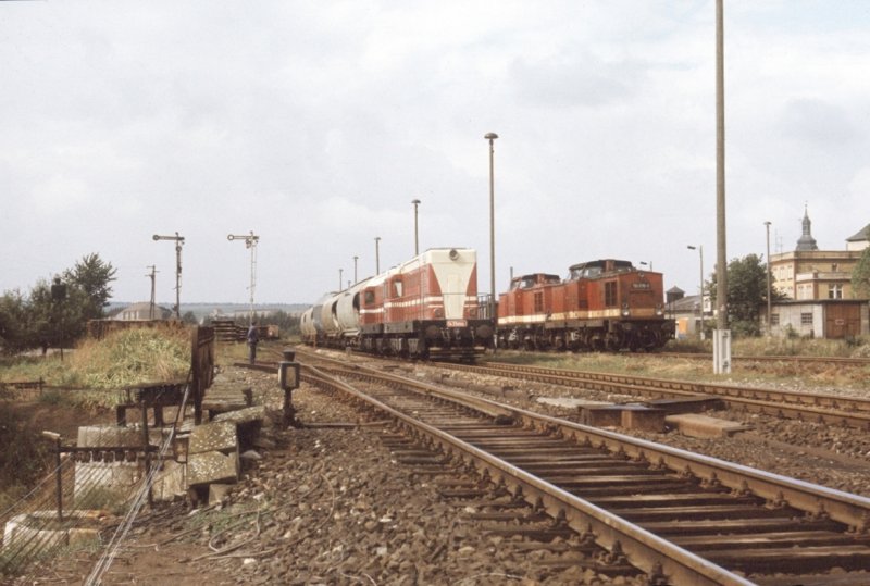 ZWK WL 010 + WL xxx warten am 14.09.1988 mit einem Kohlenstaubzug aus Karsdorf im Bf Laucha auf die Ausfahrt nach Weißenfels. Daneben stehen zwei V100, die ebenfalls mit einem Güterzug auf die Ausfahrt warten. (Foto: Klaus Pollmächer)